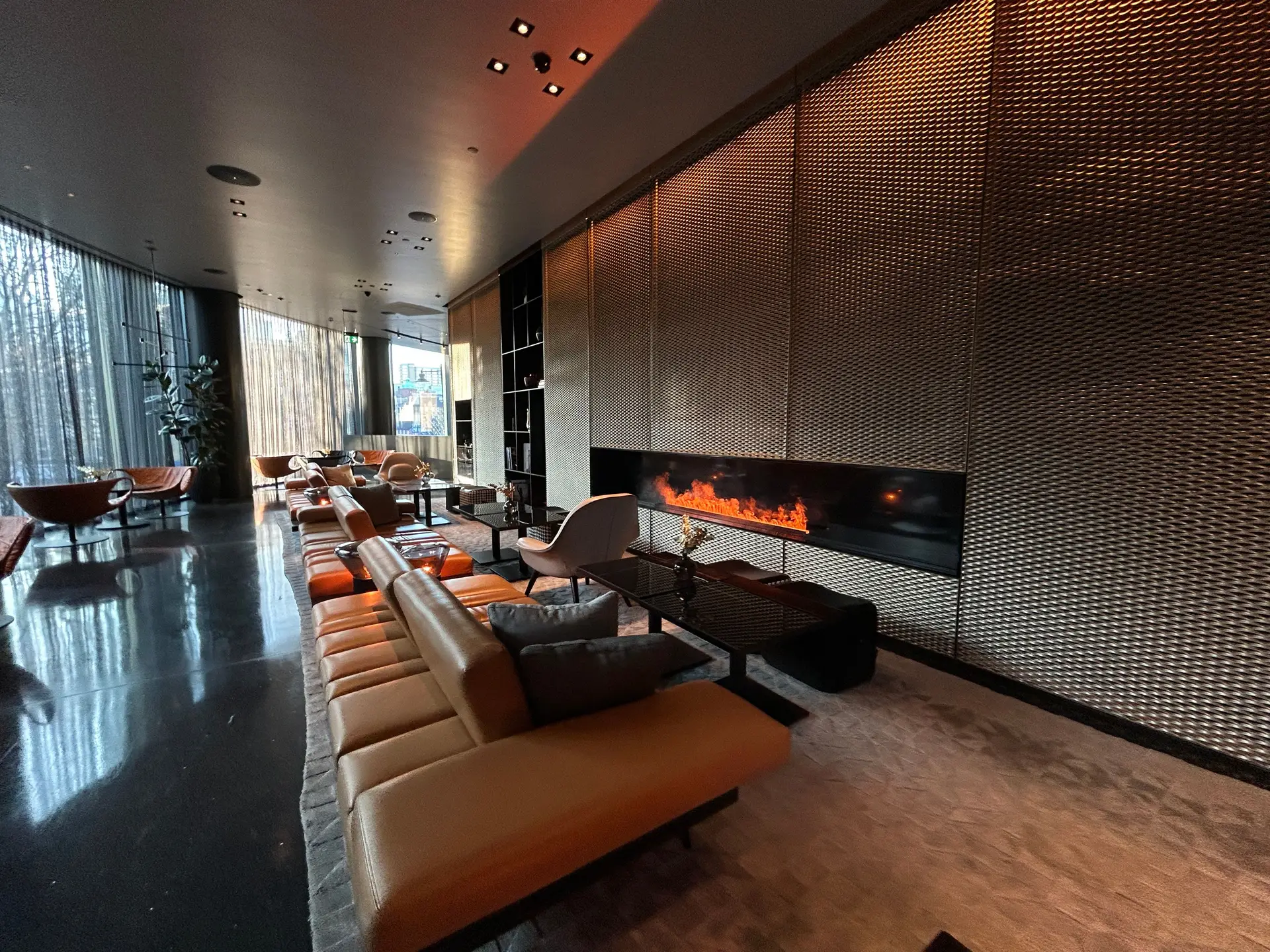 Lämmin ja ylellinen hotellilounge moderneine istuimineen