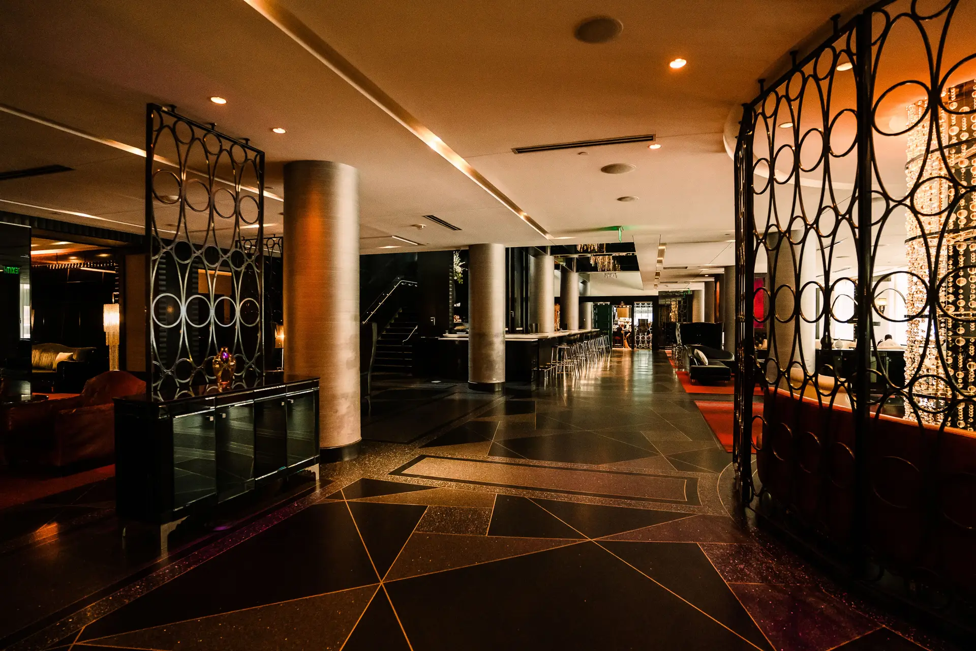 ZelorvianroyalHotel tunnelma