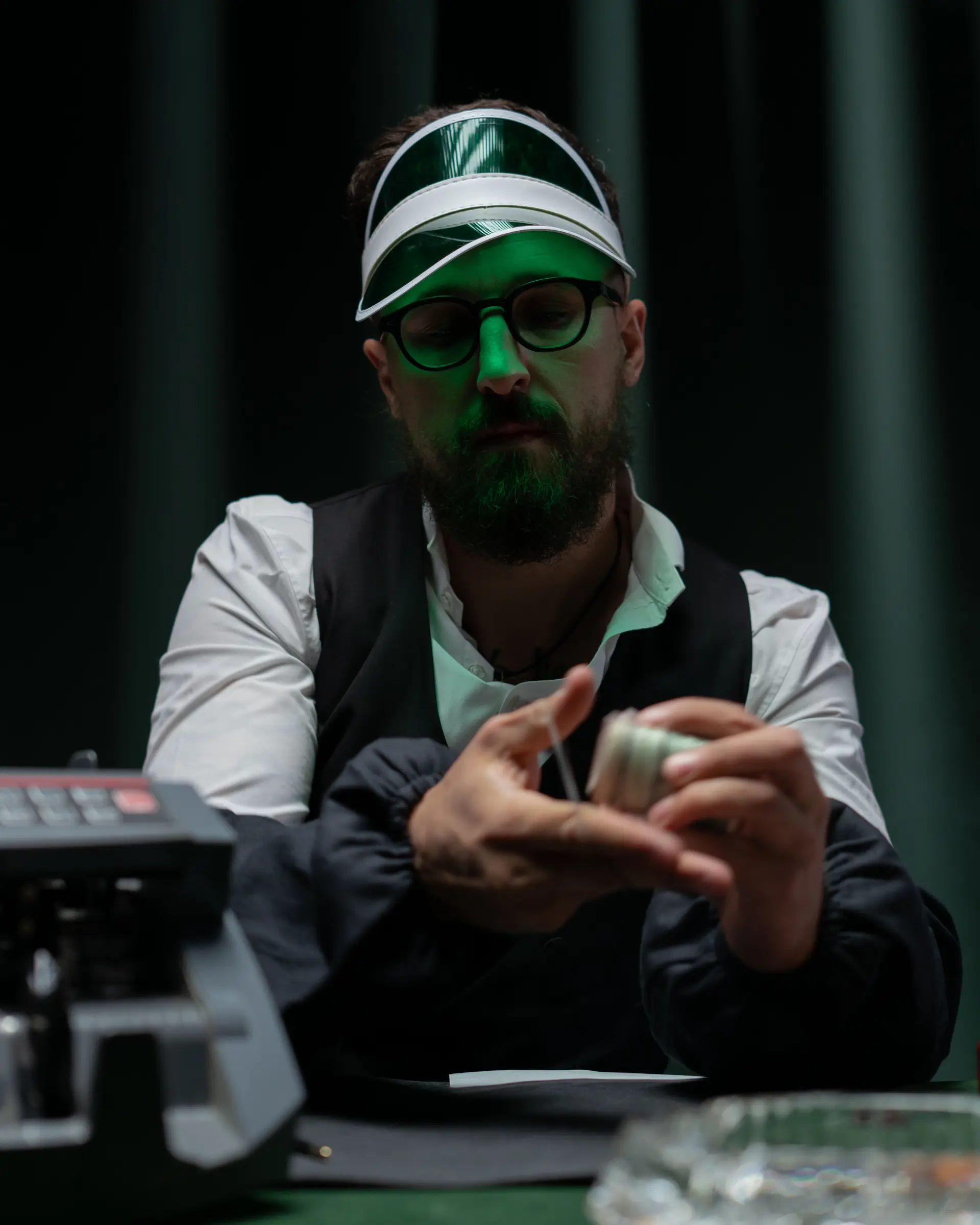 Pokeripöytä, pelimerkit ja jakaja